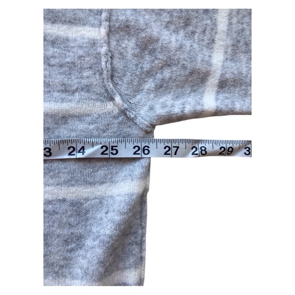 Jessica Simpson Striped V-Neck Sweater Size L Gray & White Preppy Fall Layers - Picture 8 of 12